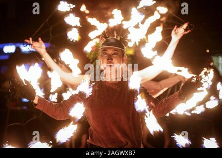 Vancouver, Kanada. 21 Dez, 2019. Eine Frau führt Feuer Tanz im Winter Solstice Festival in Vancouver, Kanada, Dez. 21, 2019 Credit: Liang Sen/Xinhua/Alamy leben Nachrichten Stockfoto