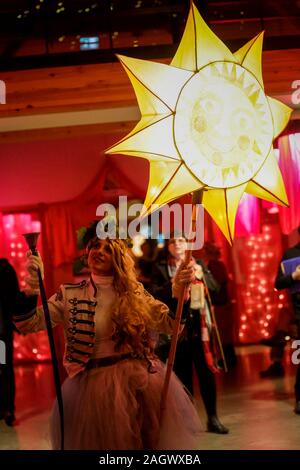 Vancouver, Kanada. 21 Dez, 2019. Ein Nachtschwärmer Posen mit einer Laterne im Winter Solstice Festival in Vancouver, Kanada, Dez. 21, 2019. Credit: Liang Sen/Xinhua/Alamy leben Nachrichten Stockfoto