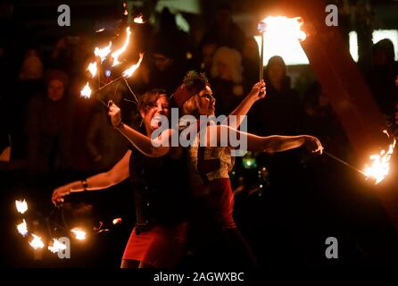 Vancouver, Kanada. 21 Dez, 2019. Menschen führen Fire Dance im Winter Solstice Festival in Vancouver, Kanada, Dez. 21, 2019. Credit: Liang Sen/Xinhua/Alamy leben Nachrichten Stockfoto