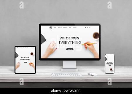 Web Design Studio mit mehreren Geräten auf Büro Schreibtisch. Konzept der schnellen, flachen web page Design. Moderne Geräte mit dünnen Kanten auf hölzernen Schreibtisch Stockfoto