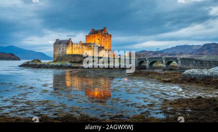 Eilean Donan Castle, Schottland mit Flutlicht Stockfoto