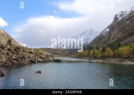 Blue Lake in Naltar Tal, Gilgit-Baltistan, Pakistan gelegen und es spiegelt mit mehreren Farben. Eine 7,027 m hoch Sapntik Peak ist auch da. Stockfoto