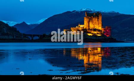 Eilean Donan Castle, Schottland mit Flutlicht Stockfoto