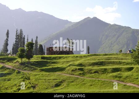 Arang Kel ist in Neelum Valley, Azad Jamu und Kaschmir, Pakistan gelegen. Es ist eine grüne Wiese zugänglich nach der Überquerung des Flusses Neelum. Stockfoto