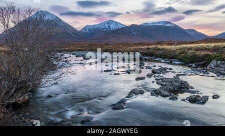 Fluss und die Berge bei Sonnenaufgang, in der Nähe von Sligachen, Isle of Skye Stockfoto