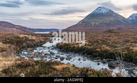 Fluss und die Berge bei Sonnenaufgang, in der Nähe von Sligachen, Isle of Skye Stockfoto