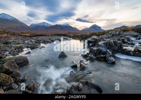 Fluss und die Berge bei Sonnenaufgang, in der Nähe von Sligachen, Isle of Skye Stockfoto