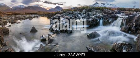 Fluss und die Berge bei Sonnenaufgang, in der Nähe von Sligachen, Isle of Skye Stockfoto