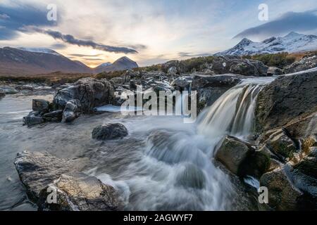 Fluss und die Berge bei Sonnenaufgang, in der Nähe von Sligachen, Isle of Skye Stockfoto