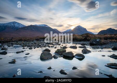 Fluss und die Berge bei Sonnenaufgang, in der Nähe von Sligachen, Isle of Skye Stockfoto