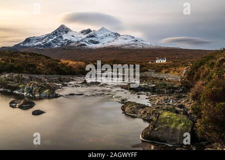 Fluss und die Berge bei Sonnenaufgang, in der Nähe von Sligachen, Isle of Skye Stockfoto