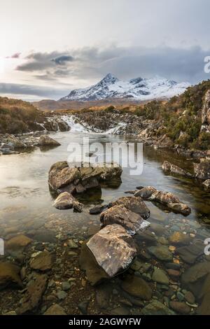 Fluss und die Berge bei Sonnenaufgang, in der Nähe von Sligachen, Isle of Skye Stockfoto