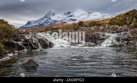 Fluss und die Berge bei Sonnenaufgang, in der Nähe von Sligachen, Isle of Skye Stockfoto