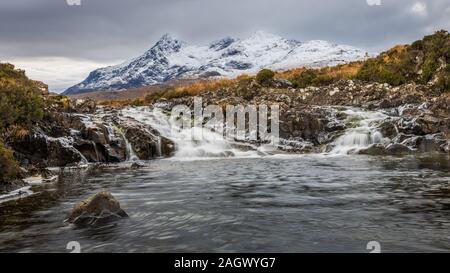 Wasserfall und Berge in Sunrise, in der Nähe von Sligachen, Insel Skye, Schottland Stockfoto