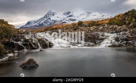 Wasserfall und Berge in Sunrise, in der Nähe von Sligachen, Insel Skye Stockfoto