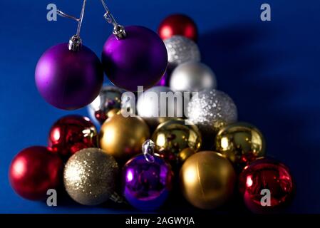Festliche Weihnachten oder Neujahr Hintergrund. Weihnachten mehrfarbig rot blau silber und gold Kugeln. Urlaub Hintergrund Stockfoto