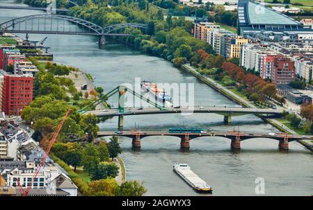 Frankfurt, Deutschland, 2. Oktober, 2019: Blick von oben auf die Brücken über den Main mit Frachtschiffen waren, die für die westlichen Hafen von Fran Stockfoto