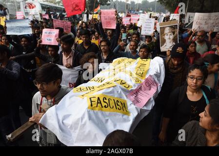 Kolkata, Indien. 21 Dez, 2019. Schüler, Jugendliche, (vom linken Flügel, SFI) organisiert eine massive Rallye zu Protest gegen nationale Register der Bürger (NRC) und eine neue Bürgerschaft Amendment Act (CAA). Kolkata, West Bengal, Indien. Dezember 2019 21. (Foto durch Sukhomoy Sen/Pacific Press) Quelle: Pacific Press Agency/Alamy leben Nachrichten Stockfoto