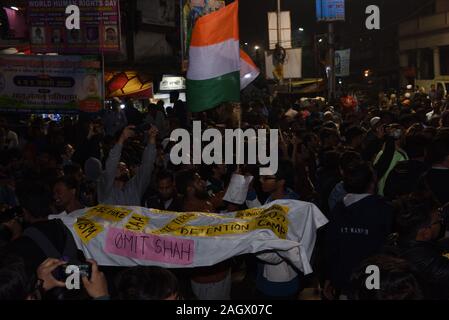 Kolkata, Indien. 21 Dez, 2019. Schüler, Jugendliche, (vom linken Flügel, SFI) organisiert eine massive Rallye zu Protest gegen nationale Register der Bürger (NRC) und eine neue Bürgerschaft Amendment Act (CAA). Kolkata, West Bengal, Indien. Dezember 2019 21. (Foto durch Sukhomoy Sen/Pacific Press) Quelle: Pacific Press Agency/Alamy leben Nachrichten Stockfoto