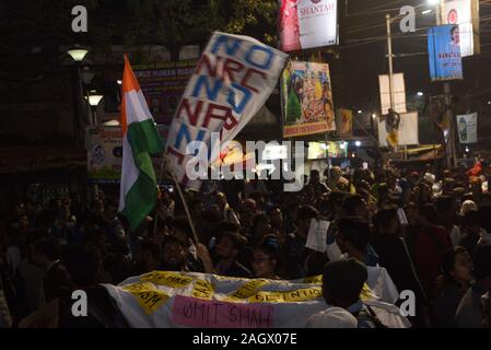 Kolkata, Indien. 21 Dez, 2019. Schüler, Jugendliche, (vom linken Flügel, SFI) organisiert eine massive Rallye zu Protest gegen nationale Register der Bürger (NRC) und eine neue Bürgerschaft Amendment Act (CAA). Kolkata, West Bengal, Indien. Dezember 2019 21. (Foto durch Sukhomoy Sen/Pacific Press) Quelle: Pacific Press Agency/Alamy leben Nachrichten Stockfoto