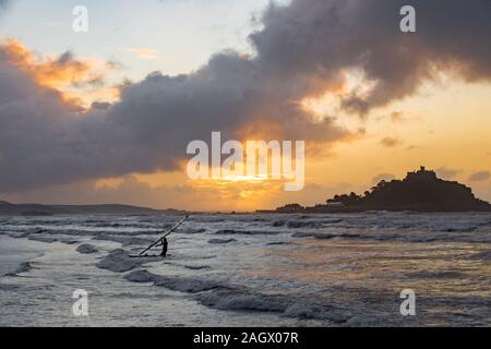 Marazion, Cornwall, UK. 22. Dezember 2019. Windsurfer wurden für den Winter solstice Sonnenaufgang heute Morgen im Meer in Marazion, mit St Michaels Berg im Hintergrund. Kredit Simon Maycock/Alamy Leben Nachrichten. Stockfoto