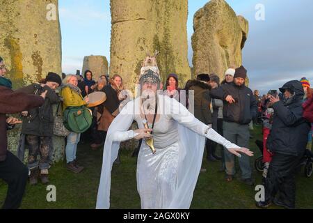 Wiltshire, UK. 22 Dez, 2019. Nachtschwärmer in Stonehenge begrüßen die Dämmerung auf der Wintersonnenwende der kürzeste Tag des Jahres. Die Sonne stieg um 08 und 04 Uhr und die offizielle Solstice in der nördlichen Hemisphäre wurde auf 19.04 Uhr am Sonntag, den 22. Dezember 2019. Heidnischen feiern die längste Stunden der Finsternis und die Rückkehr der Sonne als Tage länger bis die Sommersonnenwende. Quelle: MARTIN DALTON/Alamy leben Nachrichten Stockfoto