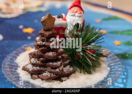 Gestapelte Kakao cookies Weihnachtsbaum mit bunten Weihnachten Hintergrund Stockfoto