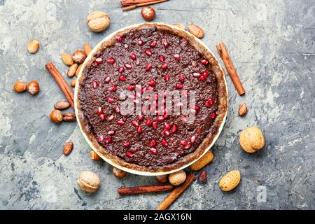 Kuchen mit Granatapfel und Mutter Schokolade. Chocolate Brownie Kuchen Stockfoto