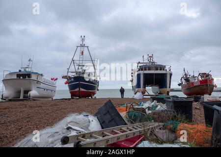 Hastings, East Sussex, UK. 22. Dezember 2019. Bedeckt mit zeitweiligem Regen bei Sonnenaufgang auf dem kürzesten Tag der Wintersonnenwende, aber mit sonnigen Perioden prognostiziert. Stockfoto