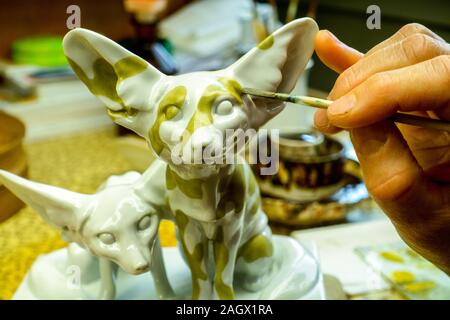 Meissen Porzellan Figur Kunst Werkstatt Frau Malerei Fennec Fox Serie Tier Meissen Deutschland Kunst Deutsches Handwerk Stockfoto