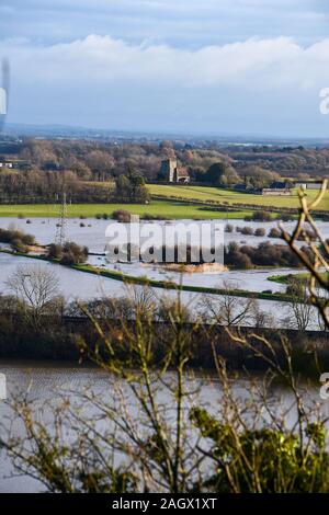 Lewes Großbritannien 22. Dezember 2019 - überschwemmten Wiesen und Ackerland in Lewes in East Sussex Nach dem nächtlichen Regen mehr Wetter- und Hochwasserwarnungen haben über Großbritannien, nach Tagen der ständige Regen ausgestellt: Credit Simon Dack/Alamy leben Nachrichten Stockfoto
