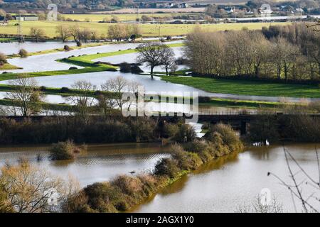 Lewes Großbritannien 22. Dezember 2019 - überschwemmten Wiesen und Ackerland in Lewes in East Sussex Nach dem nächtlichen Regen mehr Wetter- und Hochwasserwarnungen haben über Großbritannien, nach Tagen der ständige Regen ausgestellt: Credit Simon Dack/Alamy leben Nachrichten Stockfoto