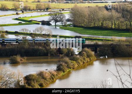 Lewes Großbritannien 22. Dezember 2019 - ein Zug fährt über gefluteten Feldern nördlich von Lewes in East Sussex Nach dem nächtlichen Regen mehr Wetter- und Hochwasserwarnungen über Großbritannien nach Tagen der ständige Regen erteilt wurden: Credit Simon Dack/Alamy leben Nachrichten Stockfoto