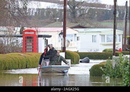 Bewohner von Little Venice Caravan Park im Yalding, Kent, sind gerettet mit dem Boot von Hochwasser nach starken Regenfällen, die Weihnachten Reisepläne von Millionen gestört hat. Stockfoto