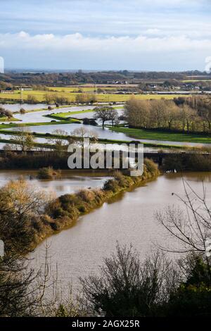 Lewes Großbritannien 22. Dezember 2019 - überschwemmten Wiesen und Ackerland in Lewes in East Sussex Nach dem nächtlichen Regen mehr Wetter- und Hochwasserwarnungen haben über Großbritannien, nach Tagen der ständige Regen ausgestellt: Credit Simon Dack/Alamy leben Nachrichten Stockfoto