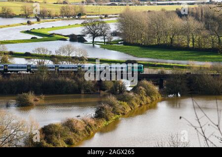 Lewes Großbritannien 22. Dezember 2019 - ein Zug fährt über gefluteten Feldern nördlich von Lewes in East Sussex Nach dem nächtlichen Regen mehr Wetter- und Hochwasserwarnungen über Großbritannien nach Tagen der ständige Regen erteilt wurden: Credit Simon Dack/Alamy leben Nachrichten Stockfoto