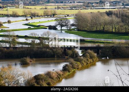 Lewes Großbritannien 22. Dezember 2019 - überschwemmten Wiesen und Ackerland in Lewes in East Sussex Nach dem nächtlichen Regen mehr Wetter- und Hochwasserwarnungen haben über Großbritannien, nach Tagen der ständige Regen ausgestellt: Credit Simon Dack/Alamy leben Nachrichten Stockfoto