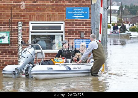 Bewohner von Little Venice Caravan Park im Yalding, Kent, sind gerettet mit dem Boot von Hochwasser nach starken Regenfällen, die Weihnachten Reisepläne von Millionen gestört hat. Stockfoto