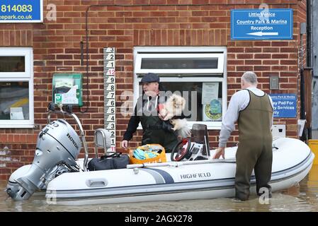 Bewohner von Little Venice Caravan Park im Yalding, Kent, sind gerettet mit dem Boot von Hochwasser nach starken Regenfällen, die Weihnachten Reisepläne von Millionen gestört hat. Stockfoto