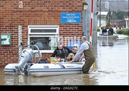 Bewohner von Little Venice Caravan Park im Yalding, Kent, sind gerettet mit dem Boot von Hochwasser nach starken Regenfällen, die Weihnachten Reisepläne von Millionen gestört hat. Stockfoto