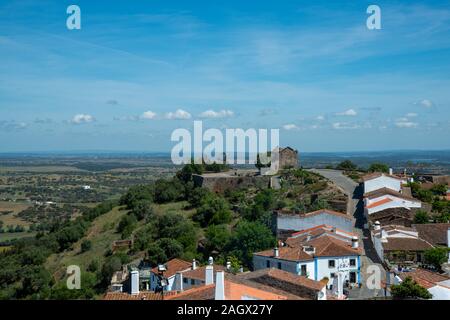 Ansicht von oben in die Ortschaft Monsaraz mit Blick in die Landschaft und die naheliegenden Grenze zwischen Portugal und Spanien Stockfoto