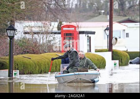 Bewohner von Little Venice Caravan Park im Yalding, Kent, sind gerettet mit dem Boot von Hochwasser nach starken Regenfällen, die Weihnachten Reisepläne von Millionen gestört hat. Stockfoto