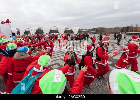 Die Teilnehmer nehmen an der Tokyo große Santa Run in Komazawa-daigaku Olympic Park, Tokio, Japan. Sonntag 22. Dezember 2019, die grosse Santa Run wurde zum ersten Mal in Tokio im Jahr 2018 laufen. Diese Jahre sahen über 3.000 Menschen in Santa Kostüme laufen und gehen Sie ein 4,3 Kilometer Kurs Geld für medizinische Nächstenliebe in Japan und Wasser Projekte für den Massai in Kenia zu erhöhen. Stockfoto