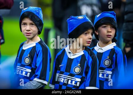 Bambini che accompagnano Spieler während Inter vs Genua, Mailand, Italien, 21. Dez. 2019, Fußball Italienische Fußball Serie A Männer Meisterschaft Stockfoto