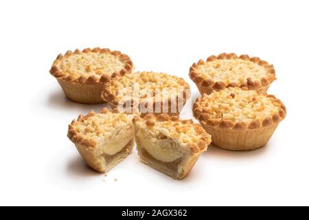 Mini Apfel und Birne Pudding streusel Torten isoliert auf weißem Stockfoto