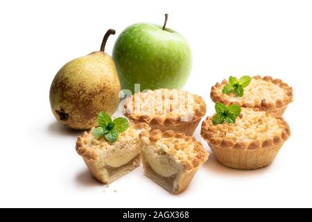 Mini Apfel und Birne Pudding streusel Torten isoliert auf weißem Stockfoto