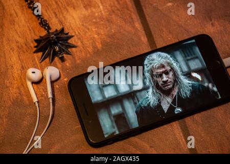 NIZHYN, UKRAINE/21. Dezember 2019: Der Hexer Geralt Medaillon und iPhone mit Henry Cavill von neuen Netflix Premiere der TV-Serie "The Witcher" auf der Stockfoto