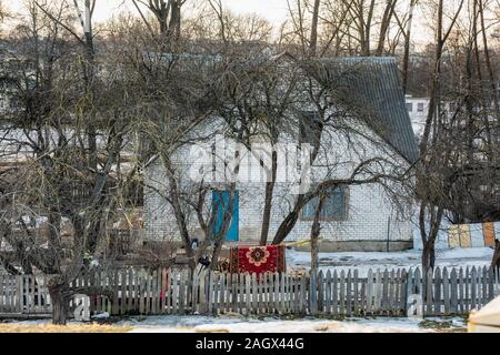 Minsk, Weißrussland. März 25, 2018 Old Brick House im Zentrum der Stadt mit Teppich hängen an Minsk, Weißrussland zu trocknen. Stockfoto