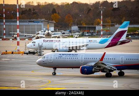 Flughafen DŸsseldorf International, DUS, Aeroflot Airbus A 321-211, Eurowings, Airbus A 320-216 Stockfoto