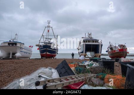 Hastings, East Sussex, UK. 22. Dezember 2019. Bedeckt mit zeitweiligem Regen bei Sonnenaufgang auf dem kürzesten Tag der Wintersonnenwende, aber mit sonnigen Perioden prognostiziert. Stockfoto